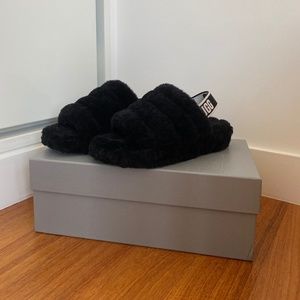 UGG ‘FLUFF YEAH’ SLIDES.